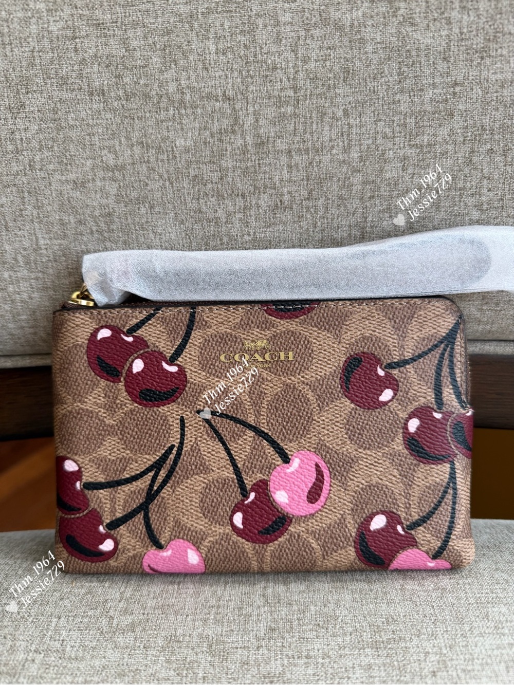 NWT！COACH CORNER ZIP WRISTLET IN SIGNATURE WITH CHERRY（COACH CZ450）fast shipping